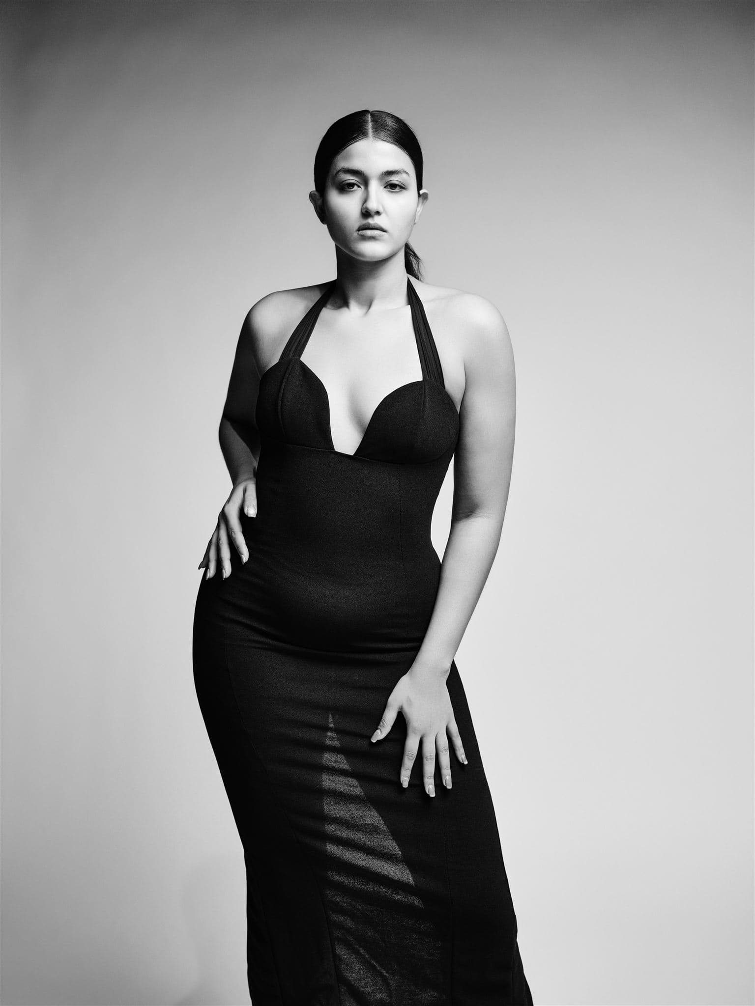黒のホルターネックドレスのFatma。PUMP Magazineのためのスタジオエディトリアル